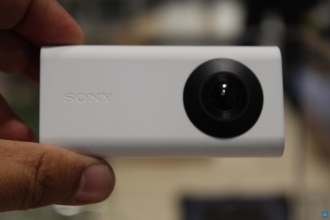 MWC 2016 : Sony Xperia Eye – Kamera Kompak Yang Boleh Dipakai Pada Badan