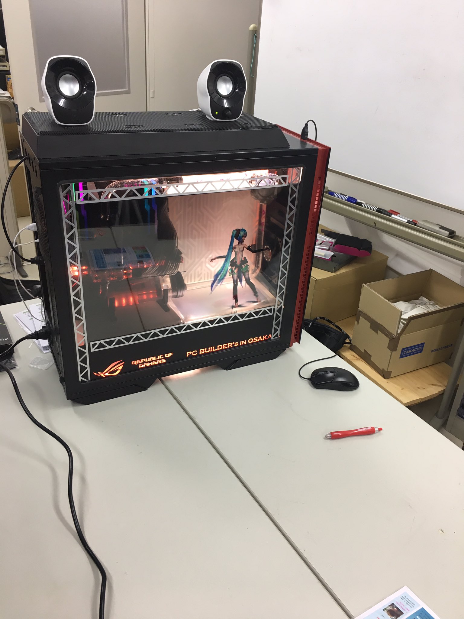 Pembina Komputer Dari Jepun Hadir Dengan Mod PC “Hologram” Hatsune Miku