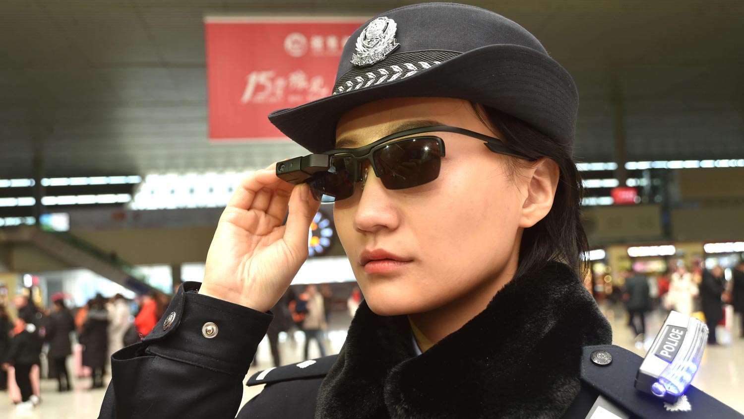 Polis China Mula Menggunakan Kaca Mata Pintar Dengan Sistem Pengenalan Wajah Untuk Mengesan Penjenayah