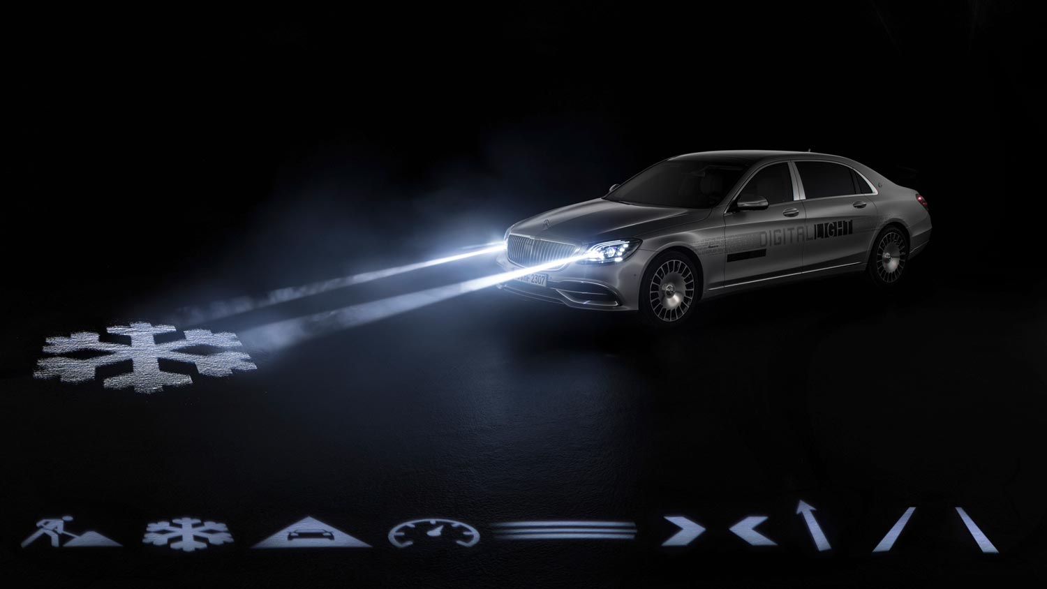 Sistem Digital Light Mercedes Memancarkan Ikon Navigasi Dan Amaran Pada Permukaan Jalan