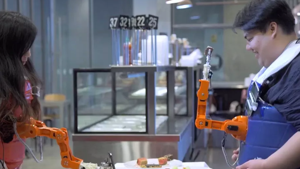 Arm-A-Dine Adalah Robot Yang Tolong Menyuap Makanan