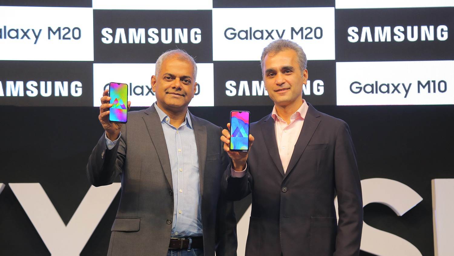 Samsung Memperkenalkan Galaxy M – Telefon Pintar Dengan Rekaan Skrin Bertakuk