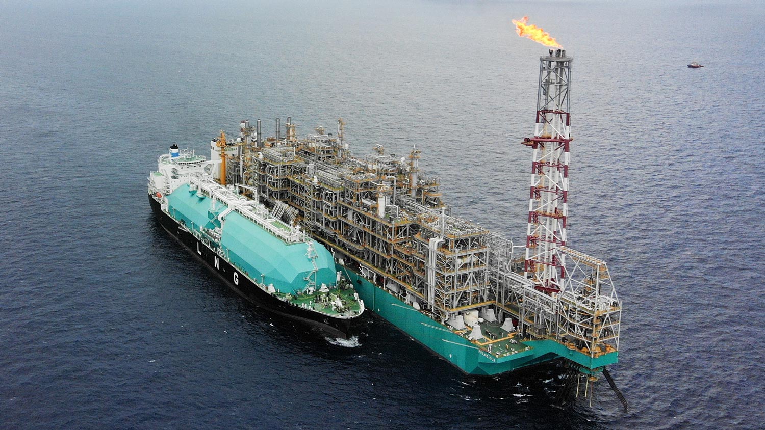 PETRONAS Menjadi Syarikat Pertama Dunia Menghasilkan LNG Dari Dua Fasiliti Terapung