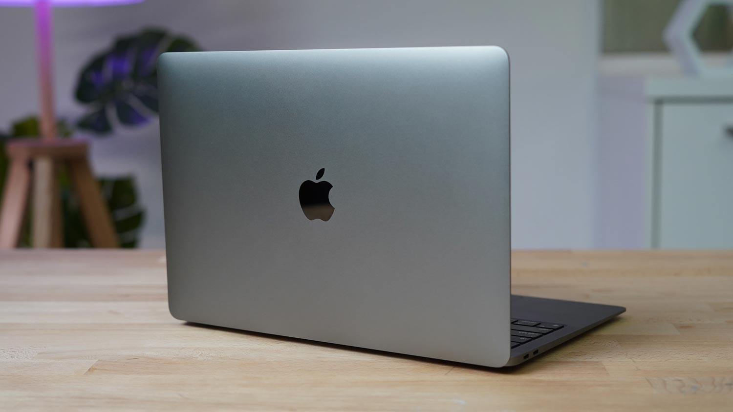 Ulasan Apple Macbook Air M1 – Pantas Bak Peluru, Sejuk Bak Salju