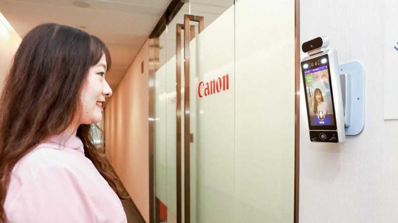 Canon China Menggunakan Sistem Pengecaman Wajah Yang Memerlukan Kakitangan Senyum Sebelum Dibenarkan Masuk