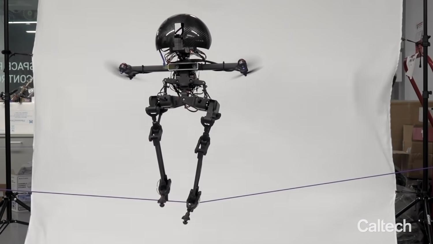 Robot LEONARDO Boleh Berjalan Di Atas Tali, Terbang Dan Menggunakan Papan Lungsur
