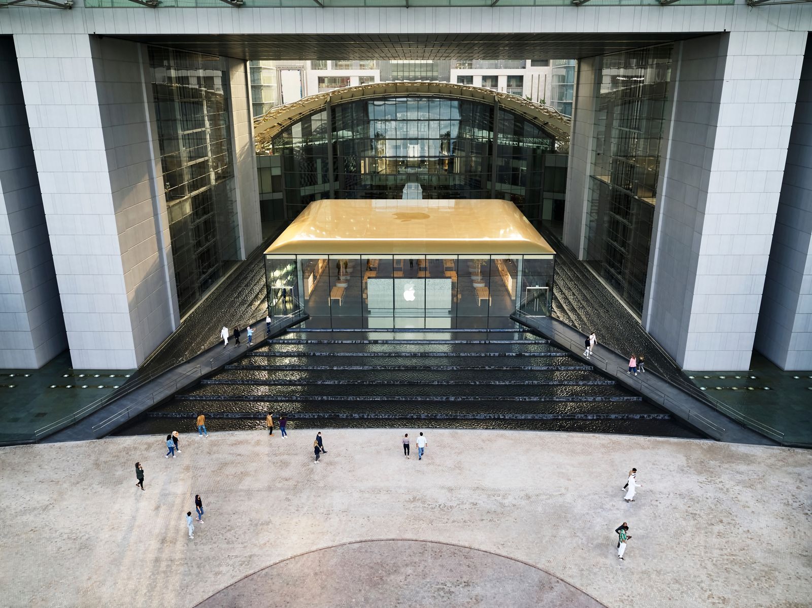 Apple Store Terkini Di Abu Dhabi Dibina Di Atas Tangga Air