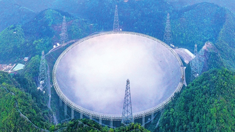 Teleskop Gergasi Di China Mungkin Merakamkan Gelombang Daripada Makhluk Asing