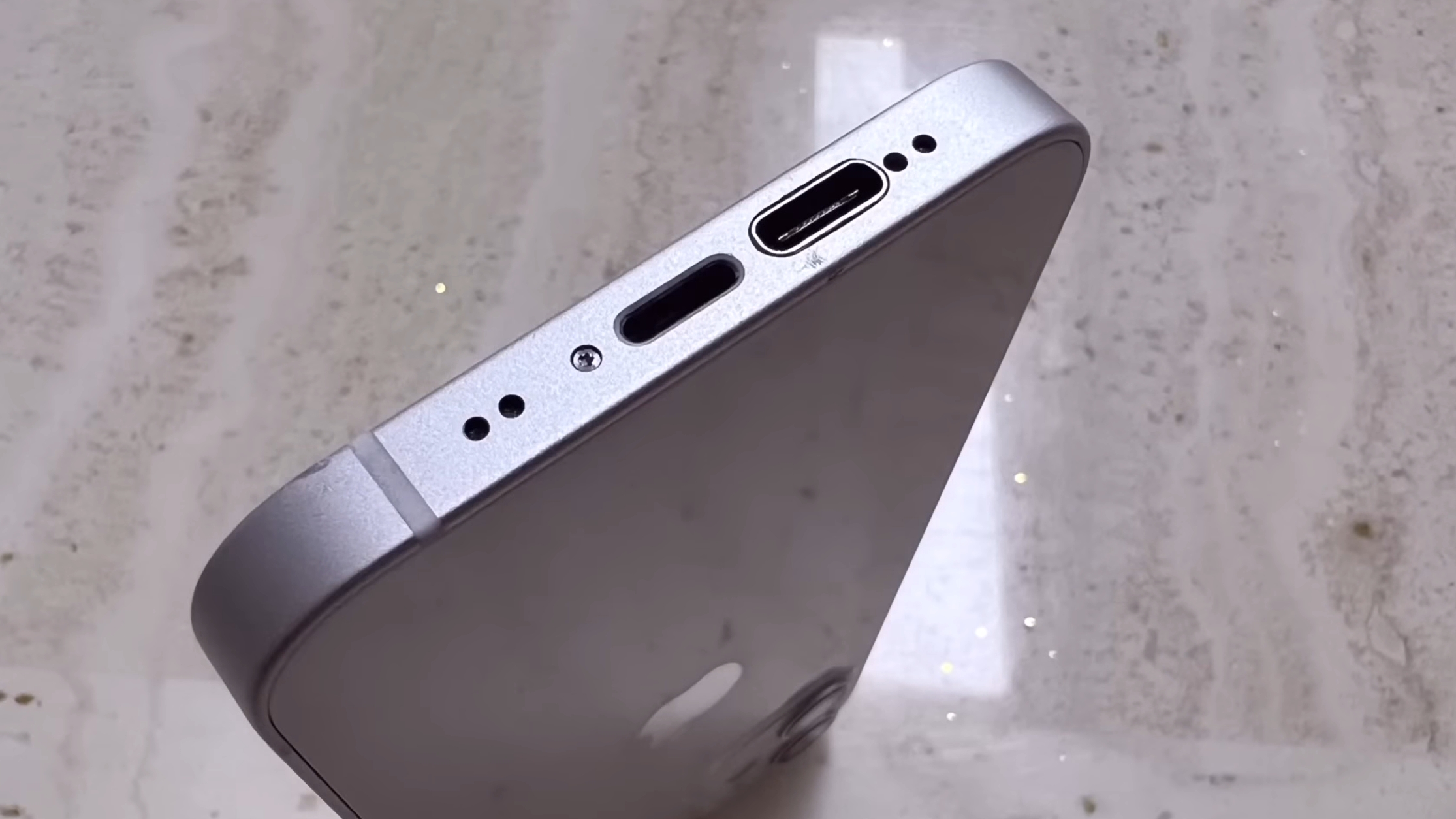 iPhone 12 Mini Diubahsuai Dengan Sokongan Dwi-Port Lightning Dan USB-C