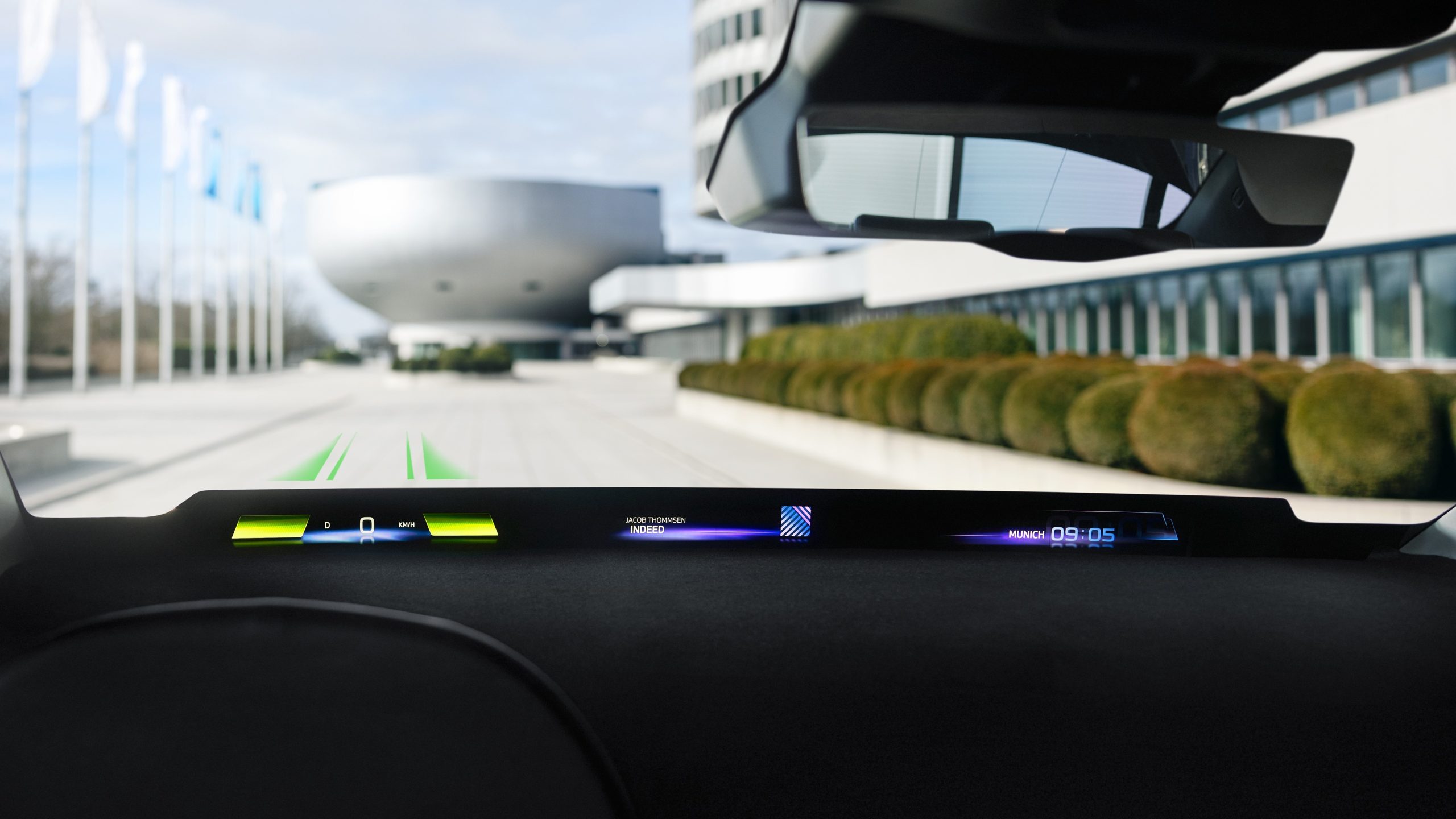 BMW Perlihatkan Penggunaan Panel Paparan Menyeluruh Pada Cermin Hadapan Kereta