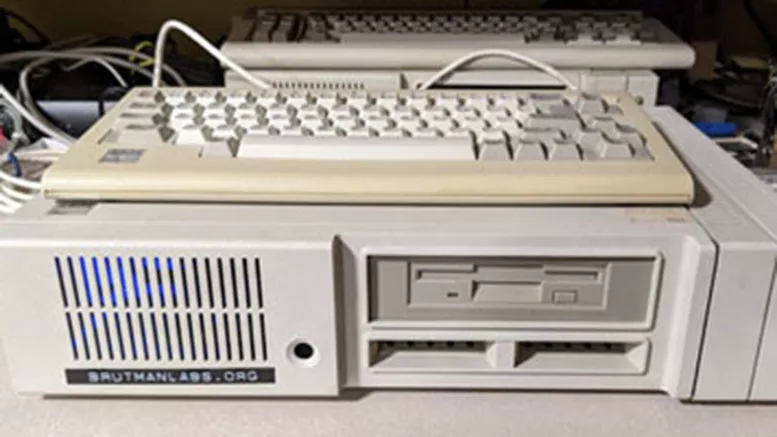 Laman Web Brutman Labs Digerakkan Komputer IBM PCjr Berumur 39 Tahun